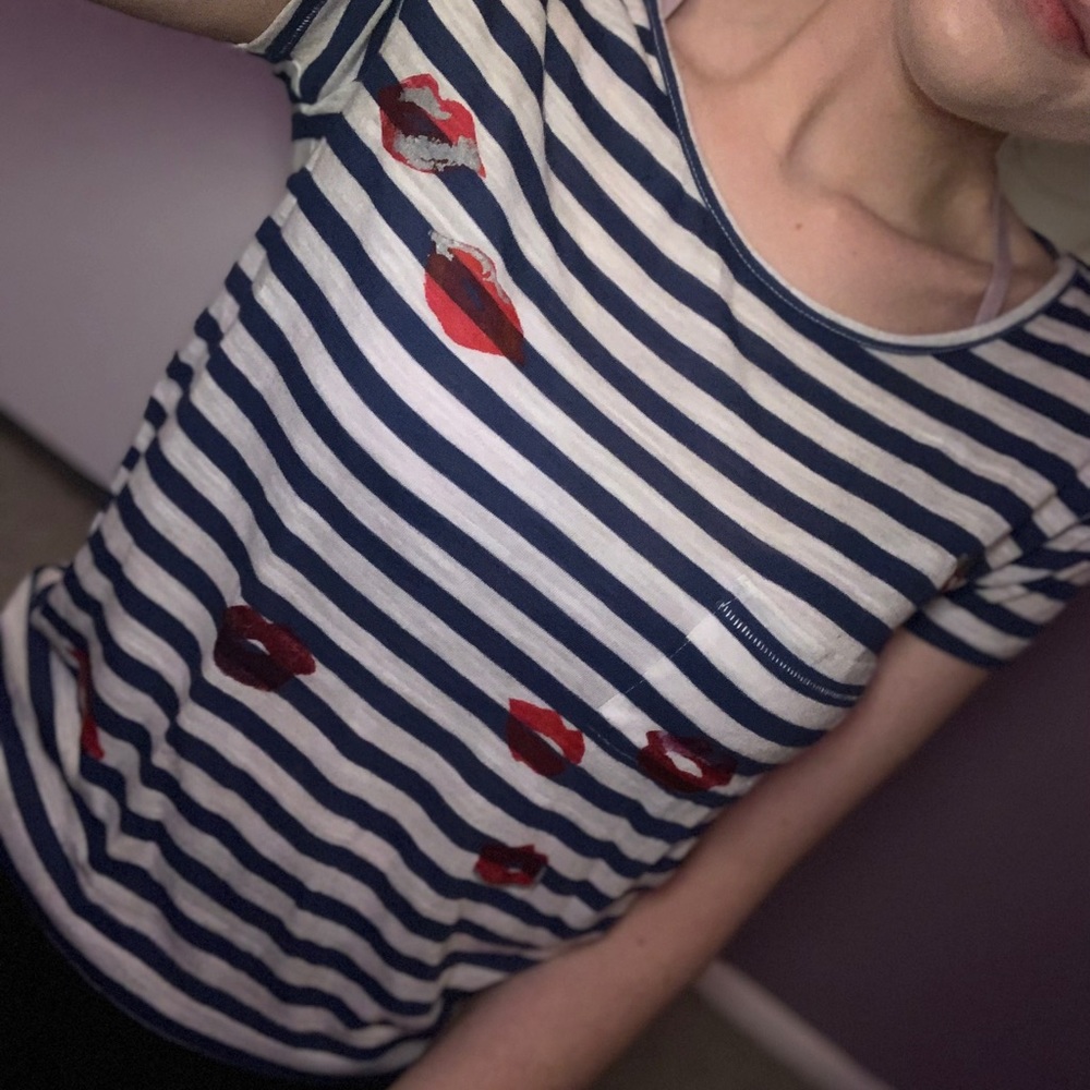 🔥 price drop ‼️ Aerie striped top with lip marks
